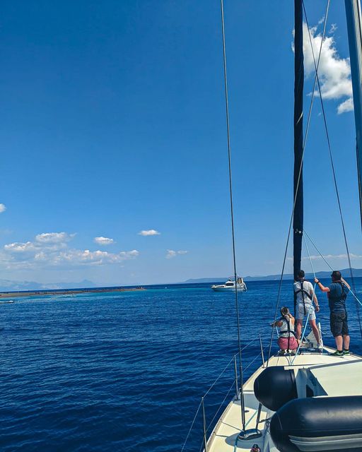 "Sailing lesson on a yacht with an experienced instructor"