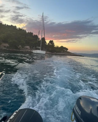 Set your course for adventure!
Whether you’re ready to sail into the wind or power through the waves, our RYA Sailing and Powerboat courses will get you there with confidence.
Train with professionals, learn by doing, and leave the harbor with real skills.

#YachtSailTraining #RYACourses #LearnToSail #PowerboatTraining #MilnaBrač #RYASailing #IslandTraining

Isplovi prema avanturi!
Bilo da želiš naučiti jedriti ili upravljati motornim čamcem, naši RYA tečajevi jedrenja i voditelj brodice pružit će ti znanje i sigurnost na moru.
Trening uz iskusne instruktore, učenje kroz praksu – i stvarne vještine koje nosiš sa sobom.